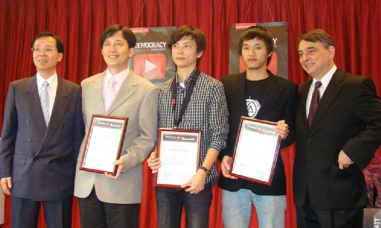 Taiwan Foundation for Democracy President Huang Teh-Fu, far left, and AIT Director Bill Stanton, far right, honor the three winning directors (from left to right, Ho Sen-Yi, Lin Yu-Sh and Lai Yu-Yao) from Taiwan of the "Democracy Video Challenge" (Photo: American Institute in Taiwan)