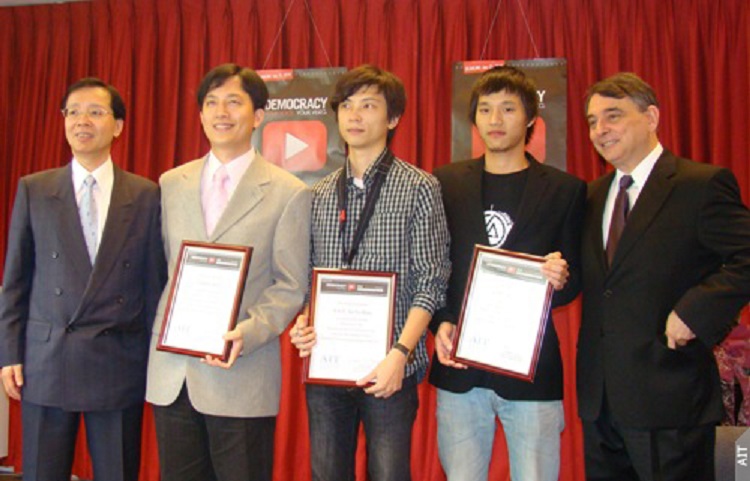 Taiwan Foundation for Democracy President Huang Teh-Fu, far left, and AIT Director Bill Stanton, far right, honor the three winning directors (from left to right, Ho Sen-Yi, Lin Yu-Sh and Lai Yu-Yao) from Taiwan of the "Democracy Video Challenge" (Photo: American Institute in Taiwan)