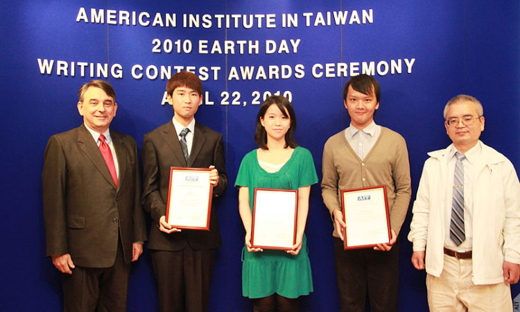 美國在台協會宣佈2010世界地球日英語寫作競賽得獎名單 (Photo: AIT)
