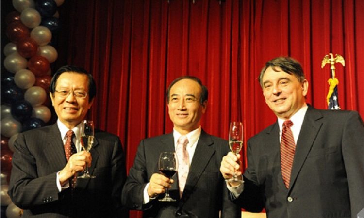 AIT Director William Stanton (right), Foreign Minister Timothy Yang (left), and Legislative Yuan Speaker Wang Jin-pyng at AIT Independence Day reception on July 2, 2010. (Photo Credits: AIT)