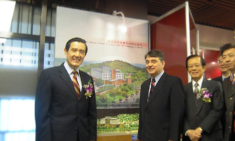 AIT Director William Stanton and President Ma Ying-jeou view the model of AIT new office building in the "American Footsteps in Taiwan" exhibition. (Photo: AIT)
