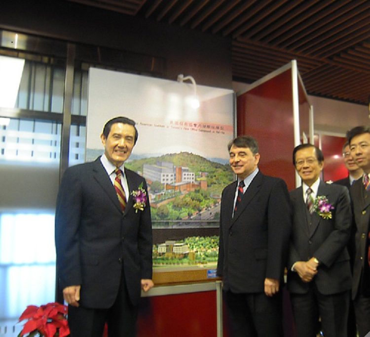 AIT Director William Stanton and President Ma Ying-jeou view the model of AIT new office building in the "American Footsteps in Taiwan" exhibition. (Photo: AIT)