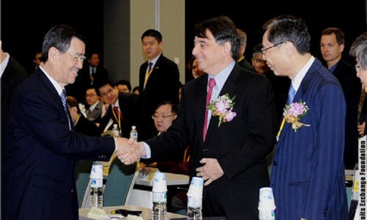 Taiwan Vice President Vincent Siew shakes hands with AIT Director William A. Stanton at Straits Exchange Foundation's symposium. (Photo: Straits Exchange Foundation)