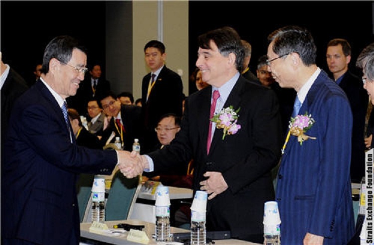 Taiwan Vice President Vincent Siew shakes hands with AIT Director William A. Stanton at Straits Exchange Foundation's symposium. (Photo: Straits Exchange Foundation)