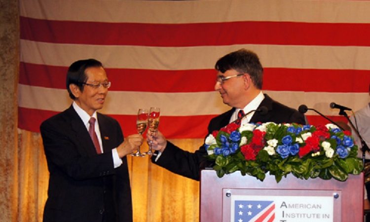 AIT Director Will iam Stanton and Taiwan Foreign Minister Timothy Yang toast at Independence Day reception. (Photo: AIT Images)