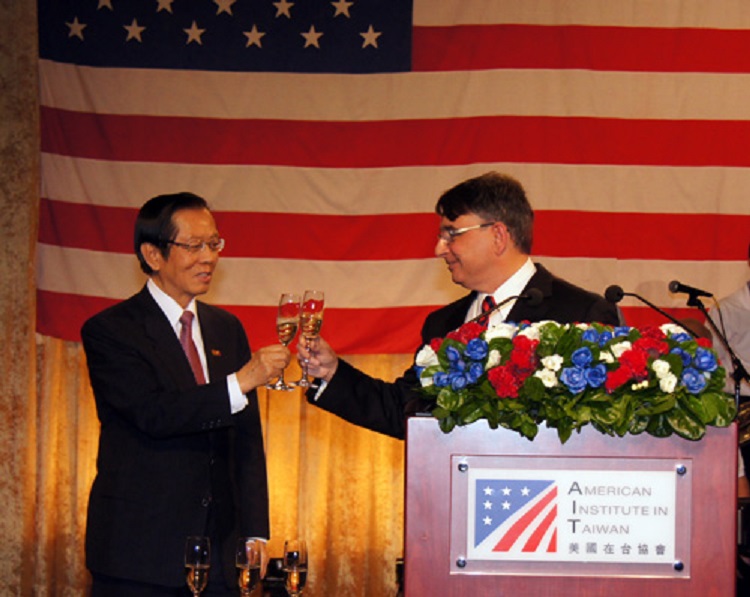 AIT Director Will iam Stanton and Taiwan Foreign Minister Timothy Yang toast at Independence Day reception. (Photo: AIT Images)