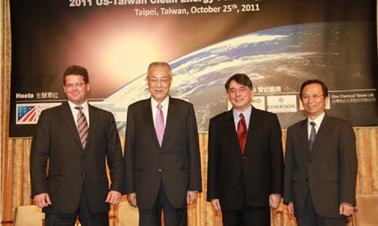 AIT Director William A. Stanton (second from right), Taiwan Premier Wu Den-yih (second from left), EPA Minister Shen Shu-hung, AmCham Chairman Bill Wiseman at the opening of 2011 U.S.-Taiwan Clean Energy Forum. (Photo: AIT Images)