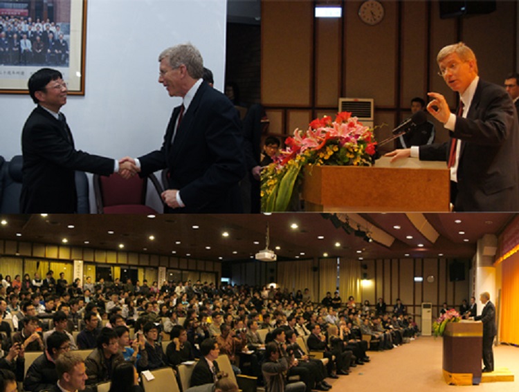 美國能源部副部長丹尼爾•伯納曼於12月13日在臺灣大學應用力學館國際會議廳進行專題演講，演講題目「迎接明日的能源挑戰」 (Photo: AIT Images)