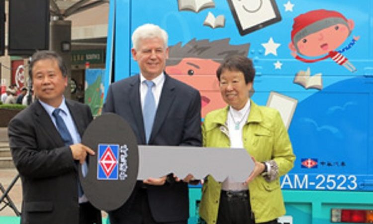 AIT Director Christopher J. Marut (center), China Motor General Manager Hsing-tai Liu (left), and CommonWealth Foundation Chairwoman Diane Ying, pose with a ceremonial key at AIT’s new Mobile American Corner on April 30, 2013 at the Taipei Main Stat (Photo: AIT)