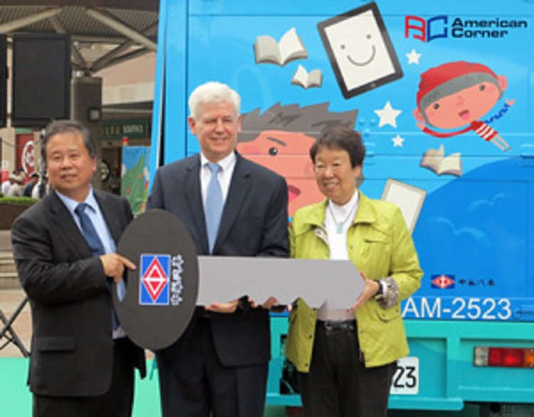 AIT Director Christopher J. Marut (center), China Motor General Manager Hsing-tai Liu (left), and CommonWealth Foundation Chairwoman Diane Ying, pose with a ceremonial key at AIT’s new Mobile American Corner on April 30, 2013 at the Taipei Main Stat (Photo: AIT)