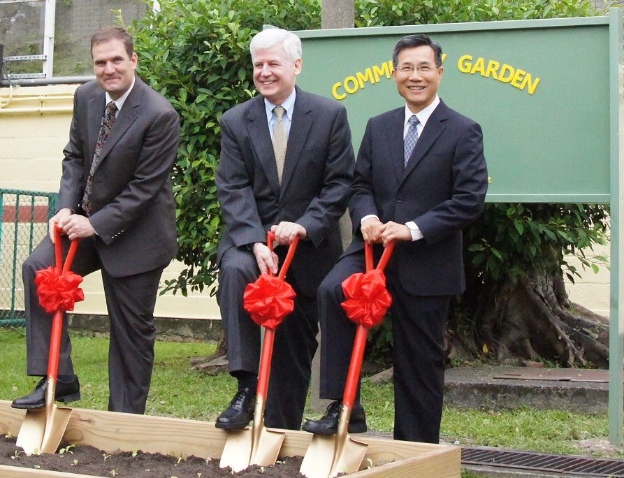 (L-R) AIT Green Team leader Michael Graham, AIT Director Christopher Marut and Chen Yeong-ren, Secretary-General of the Taipei city government jointly inaugurated the AIT Community Garden on Earth Day 2014. (Photo: AIT Images)