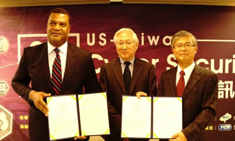 U.S. Assistant Secretary of Commerce for Industry & Analysis, Marcus Jadotte, Minister Without Portfolio, Dr. Wu Tsung-Tsong, Mr. Simon Hwang, Executive Director of the Taipei Computer Association (Left to Right) 美國商務部助理部長馬可士‧傑多特、行政院吳政忠政務委員、台北市電腦商業同業公會黃杉榕常務理事 (左至右) (Photo: AIT Images)