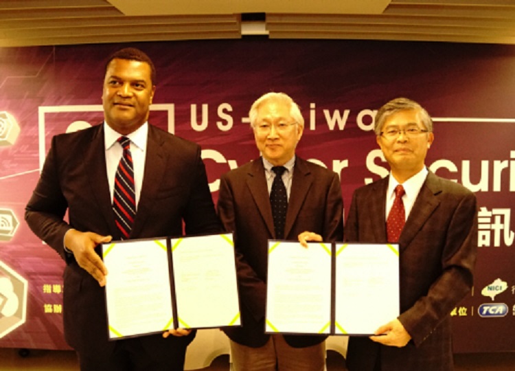 U.S. Assistant Secretary of Commerce for Industry & Analysis, Marcus Jadotte, Minister Without Portfolio, Dr. Wu Tsung-Tsong, Mr. Simon Hwang, Executive Director of the Taipei Computer Association (Left to Right) 美國商務部助理部長馬可士‧傑多特、行政院吳政忠政務委員、台北市電腦商業同業公會黃杉榕常務理事 (左至右) (Photo: AIT Images)