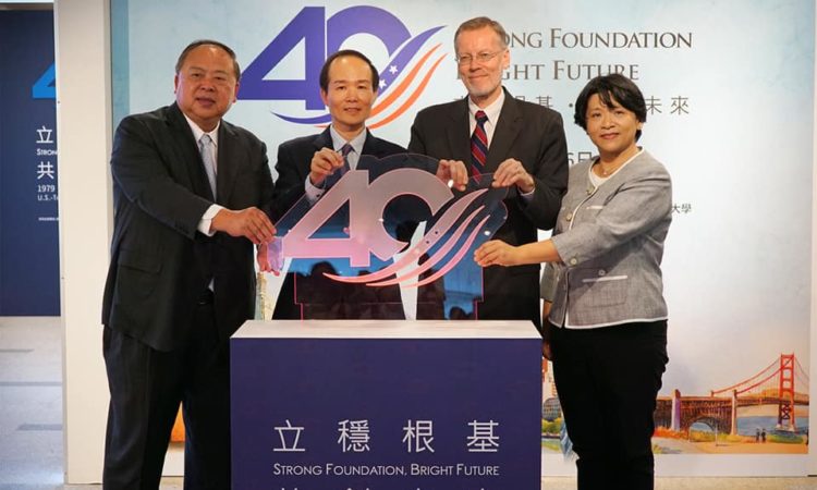 AIT酈英傑處長於5月29日星期三在台中國立公共資訊圖書館為「立穩根基，共創未來：AIT@40 -- 1979 年後美台關係展」開幕