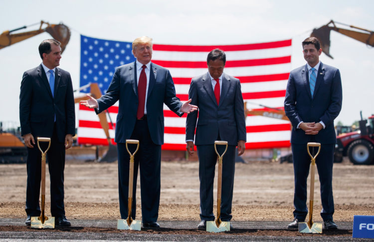 富士康公司（Foxconn）宣佈在威斯康辛州（Wisconsin ）投資100億美元建造工廠後，川普總統（President Trump）6月28日率各界代表出席破土動工儀式。(© Evan Vucci/AP Images)