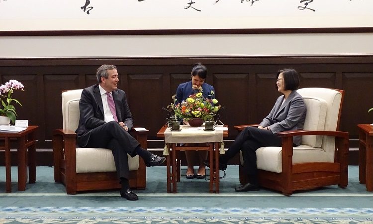 OPIC Acting President and Chief Executive Officer David Bohigian meets with Taiwan President Tsai Ing-wen at the Presidential Office Building in Taipei, Taiwan. 美國海外私人投資公司代理總裁兼執行長戴維·比海吉（David Bohigian）與蔡英文總統在總統府會面。