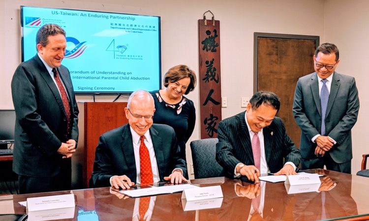 美國在台協會（AIT）和駐美國台北經濟文化代表處 （TECRO）於2019年4月12日簽署了一項[跨國父母擅帶兒童離家合作備忘錄]。| PR-1913 | 2019年4月13日