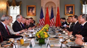 國務卿提勒森和國防部長馬蒂斯在華盛頓主持與中國國務委員楊潔篪和房峰輝將軍舉行的美中外交和安全對話。